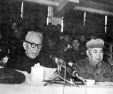 许世友旁边的这位上将，当过国务院副总理、国家副主席，成就非常之大。许世友和他很有