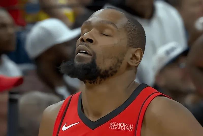 谈到杜兰特被包夹，不断失误，詹姆斯的话，有些刺耳，他回忆说：“当时在勇士时，有库