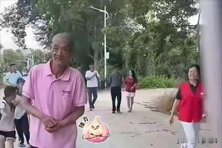 搬水泥大叔家庭原来这么幸福！兄弟三个，一个妹妹，子侄都很出息，妹妹在医院里看到他