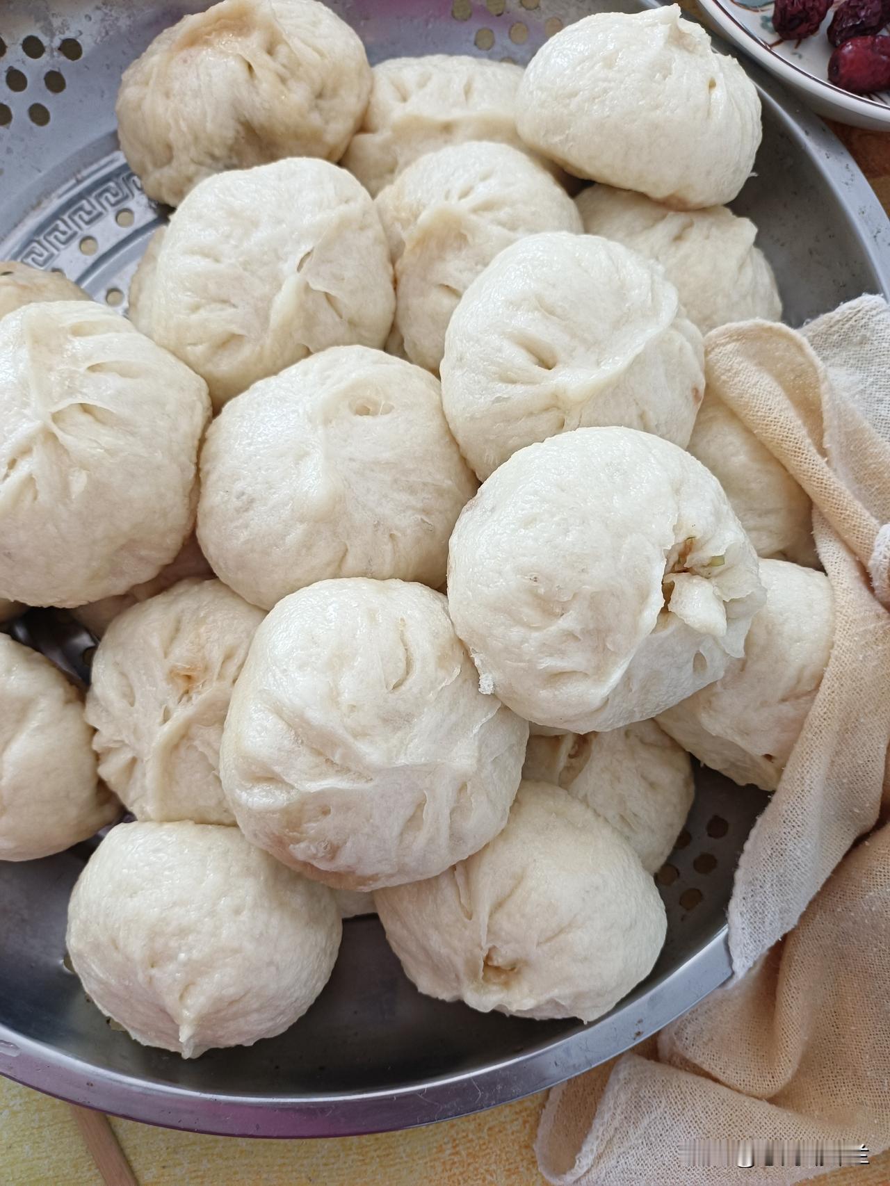 今天中午又吃包子，老妈喜欢吃肉包子，我今天时间比较多，马上安排包子。上午去超