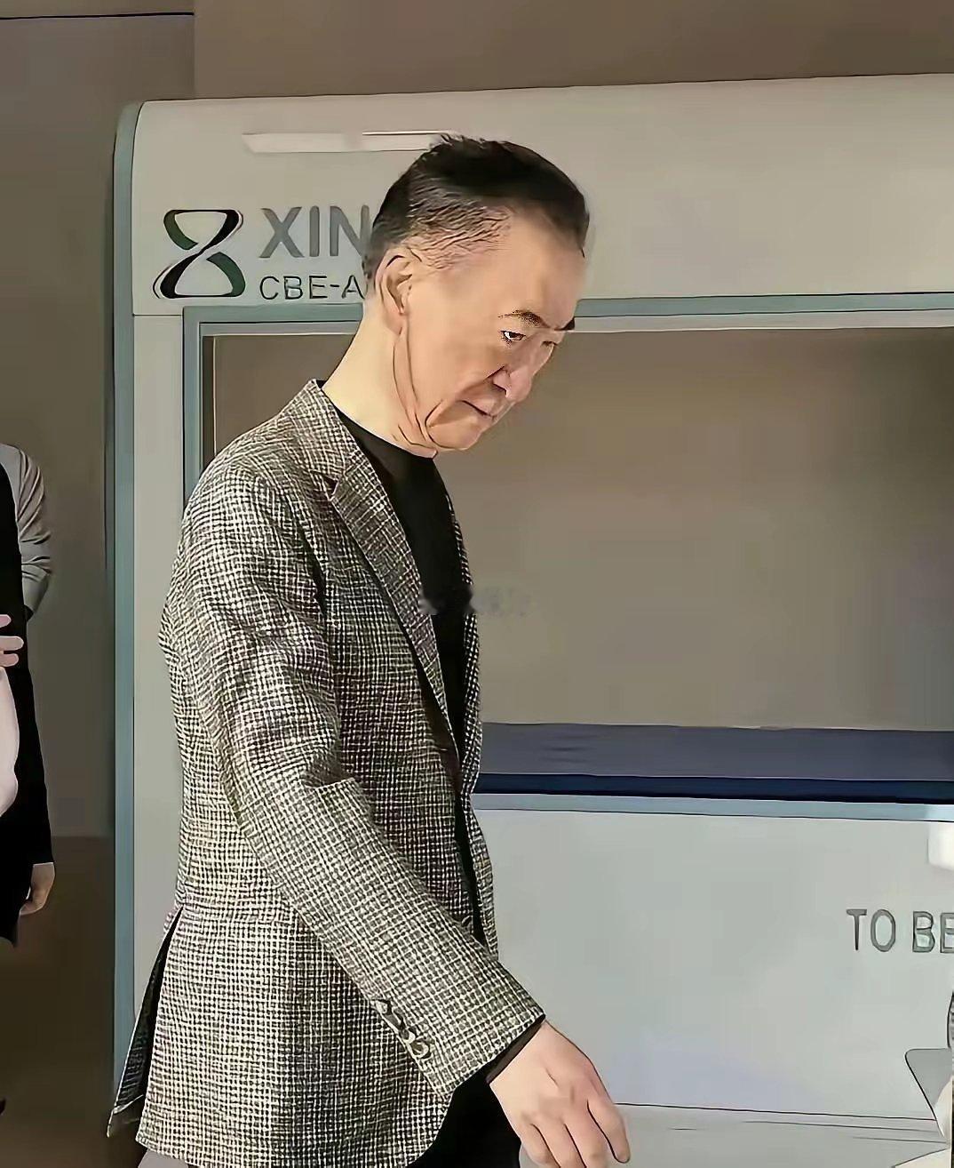 现在的王健林和现在的王思聪一个人老珠黄，有衰老之态一个却每天泡在美女堆