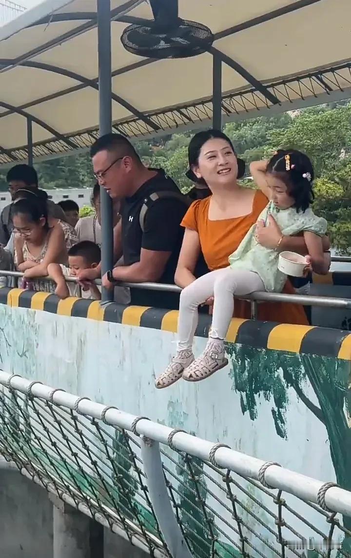 现在有些家长的行为真让人无语！一名女子带女儿去动物园看狮子，女儿想要投喂狮子，于