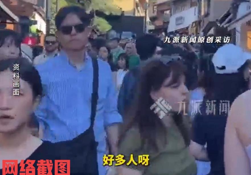 四川有女生来了韩国旅游。这一次女生没有选择人数拥挤的假期，而是错过假期还以为