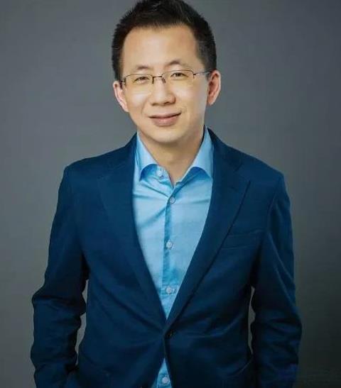 主持人问张一鸣:“你有什么爱好？”张一鸣说:“我不抽烟、不喝酒，不喜欢骑、也不打