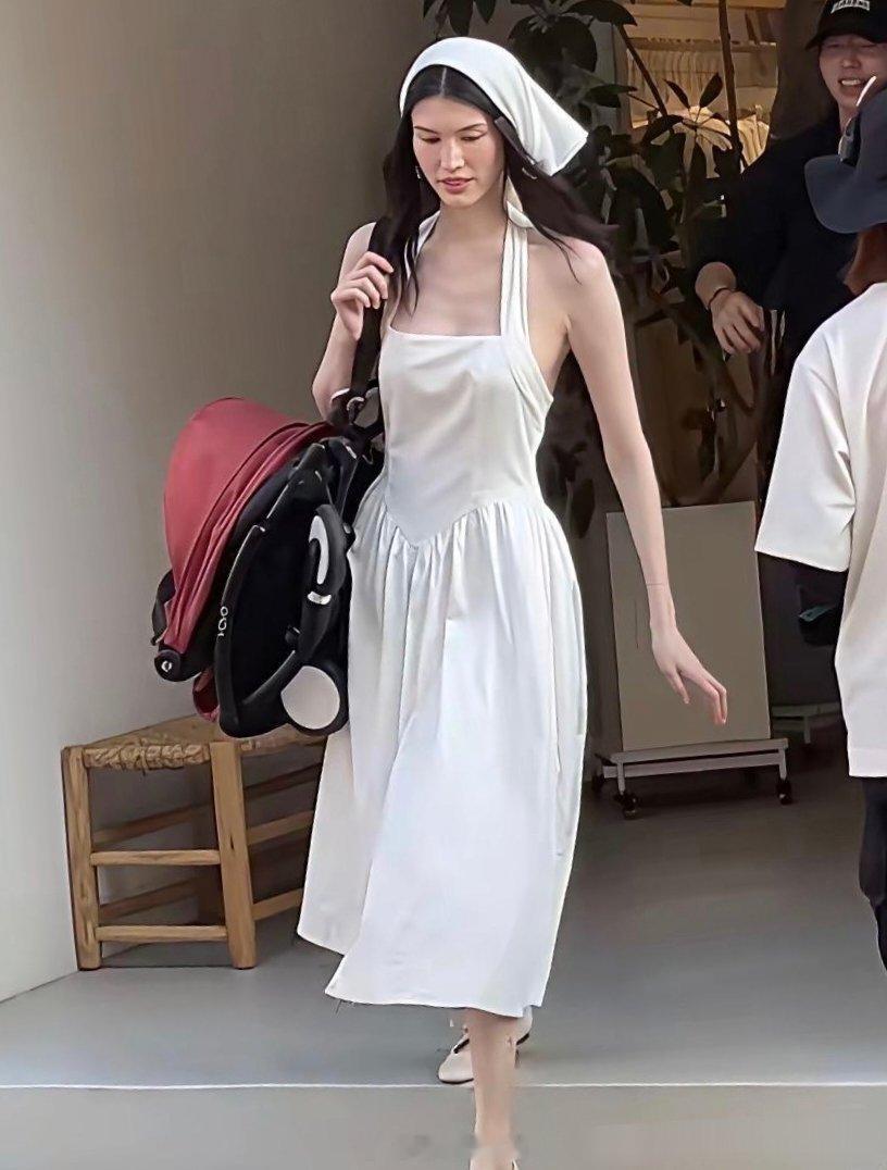 何穗推着婴儿车穿了一身白，还配了同款头巾，估计想弄出油画田园少女那味儿。 ​