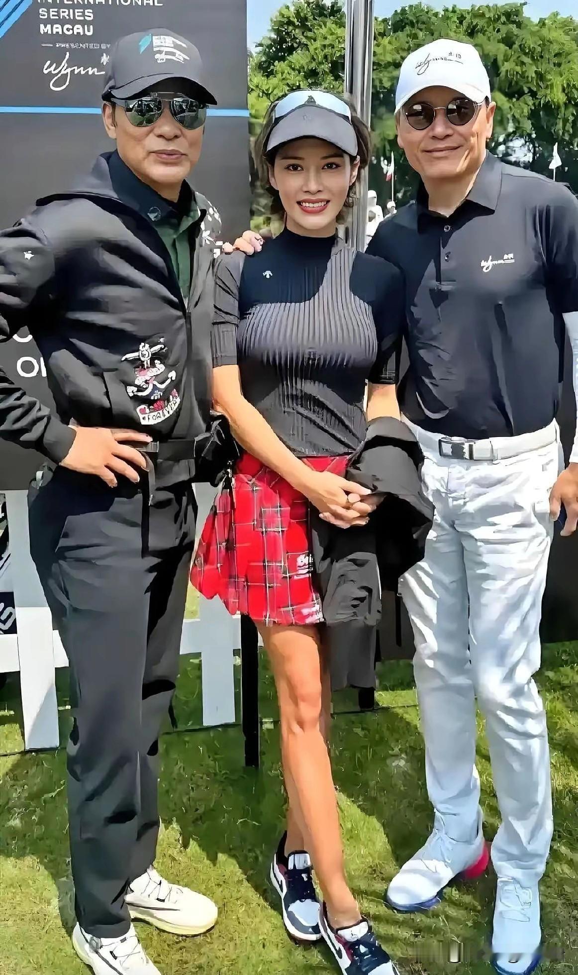 任达华已经70岁了，苗侨伟也66岁了，但是在运动场上，还是生龙活虎的样子。虽