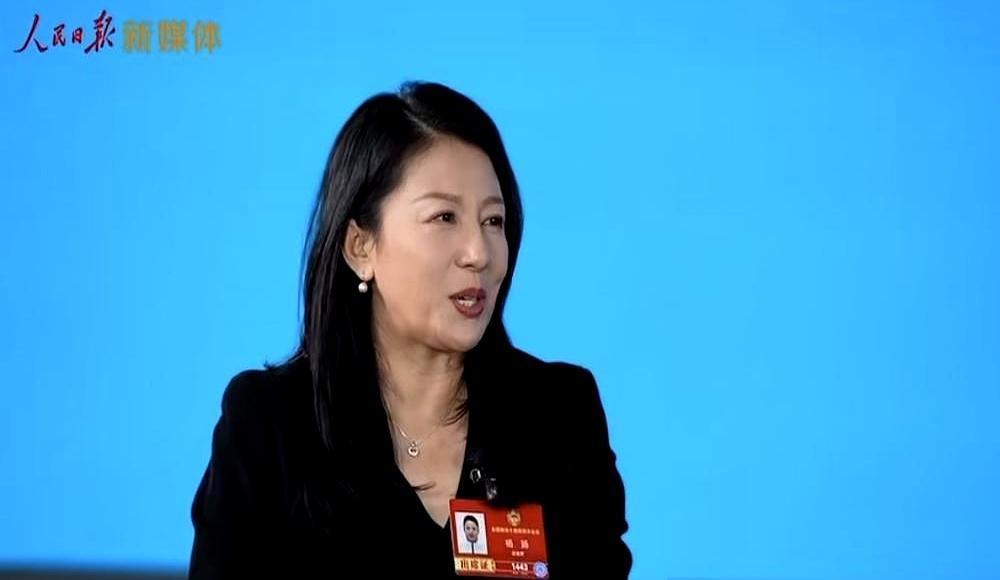 还在等他回国集训的人，转头就看见樊振东坐上了米兰时装周第一排。2025年1