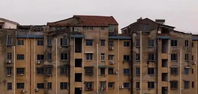 上海，儿子儿媳恳求老母亲卖掉自己居住的房屋支援他们买房，老人同意帮忙，但是要求儿