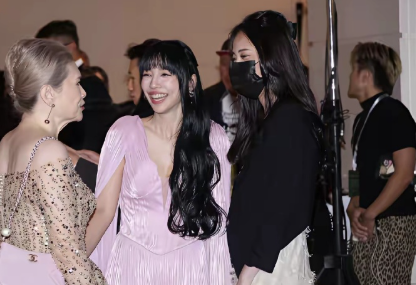 林心如真的是太不把自己当女明星了，可以穿礼服去喝许玮甯邱泽的喜酒，可是穿的很日常