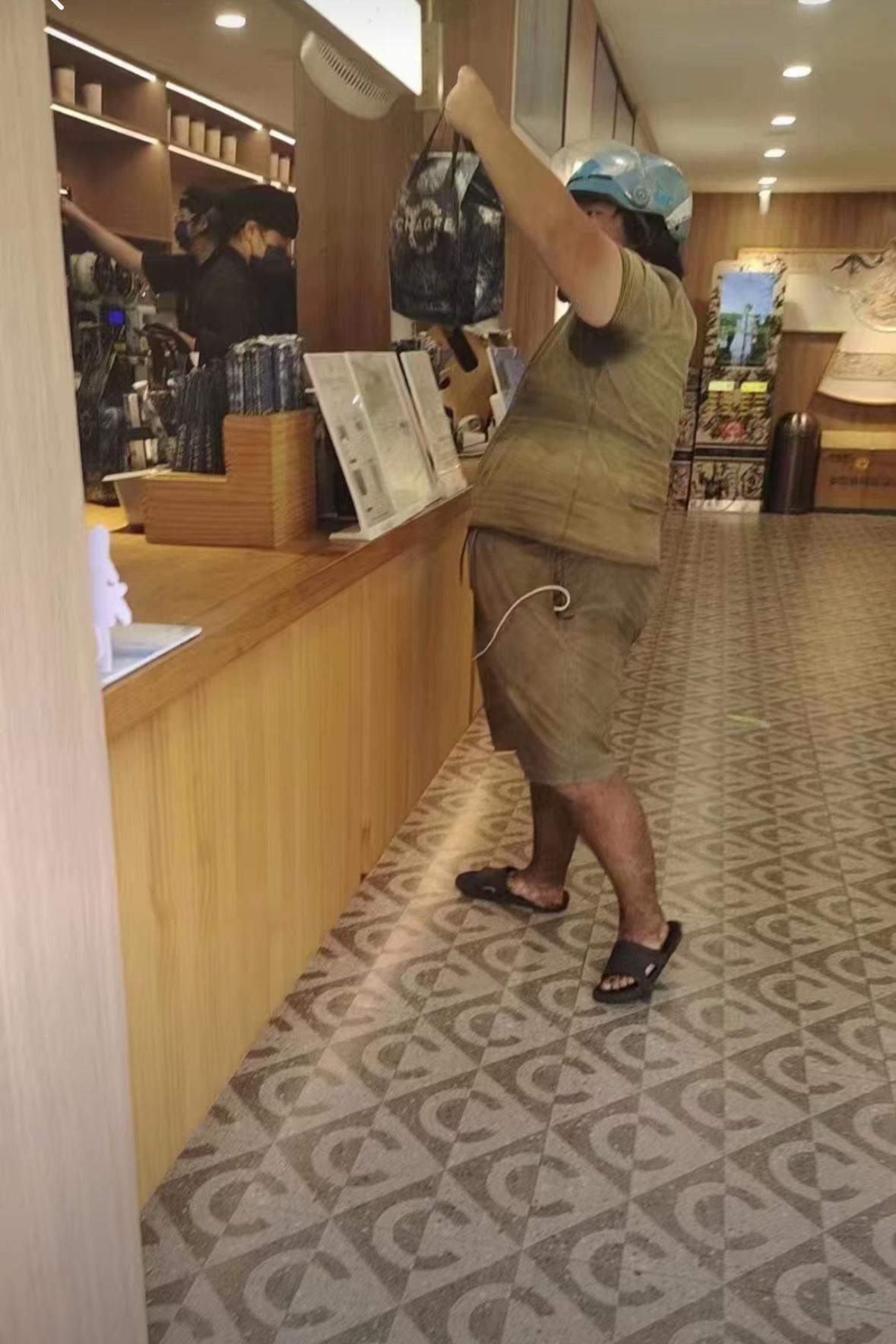 近日，一位外卖小哥在店铺取餐时，的模样引发网友热议。只见他衣服脏污，两大腿上满是