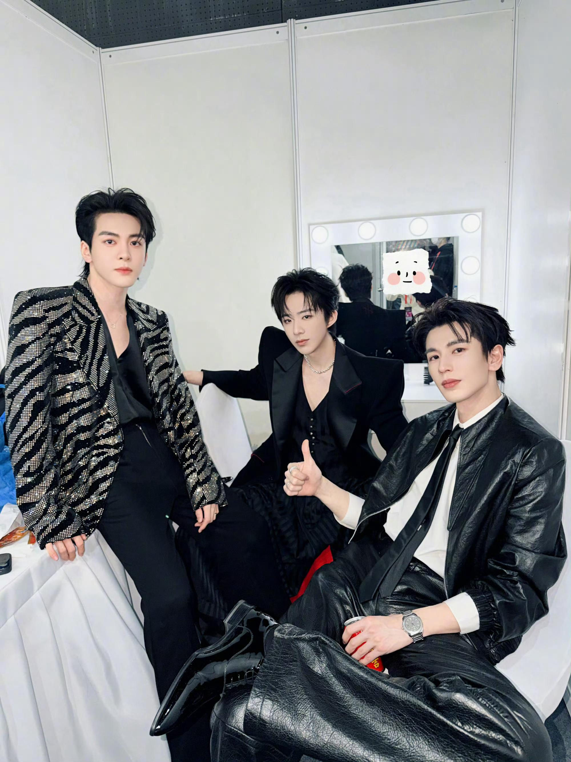 虽然今天微博之夜一地鸡毛，但是这个曾舜晞依旧是和老友相聚，晒了和张艺谋张康乐