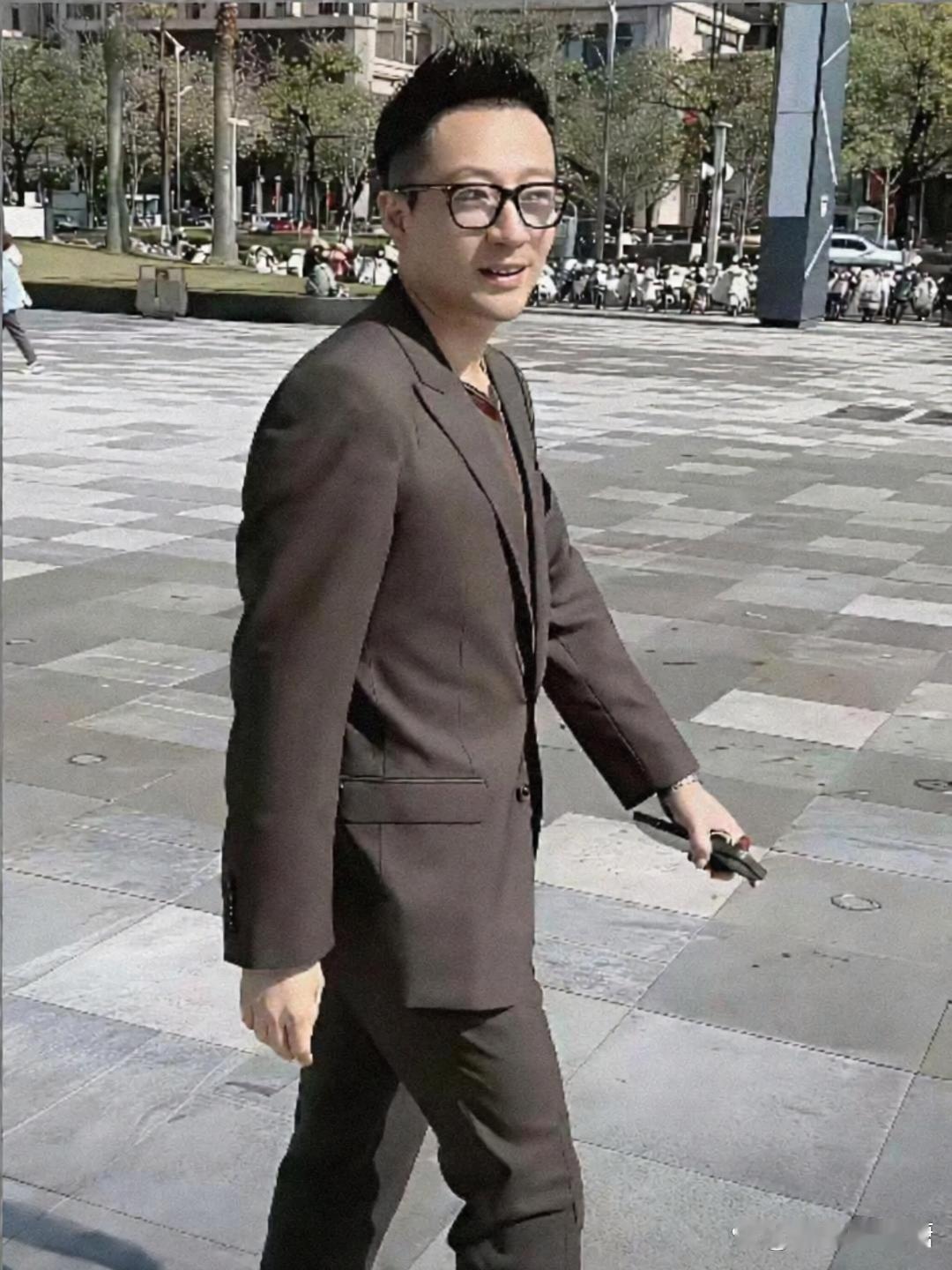 别信什么“霸道总裁”人设了。汪小菲在麻六记，连个董事长都不是。看看股权：他早就把99%股份转给了父亲