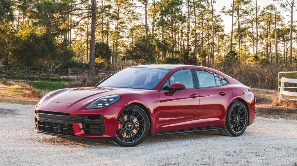 这台才是真香！保时捷PanameraGTS搭载4.0升V8双涡轮增压发动机，最