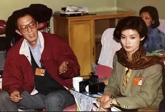 90年代初，知名作家张贤亮在一次文艺界的会上发言。张贤亮身材瘦高，戴眼镜，尽管已
