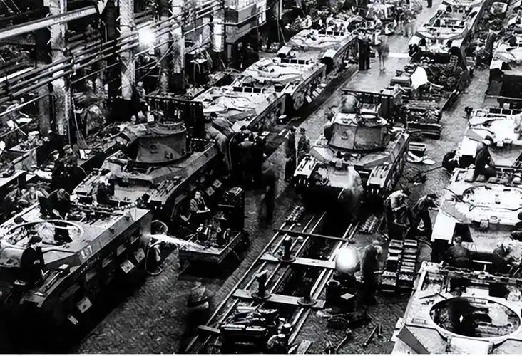 比起现在的我们，二战德国的工业实力就是渣渣。1941年，德国的钢铁产量约320