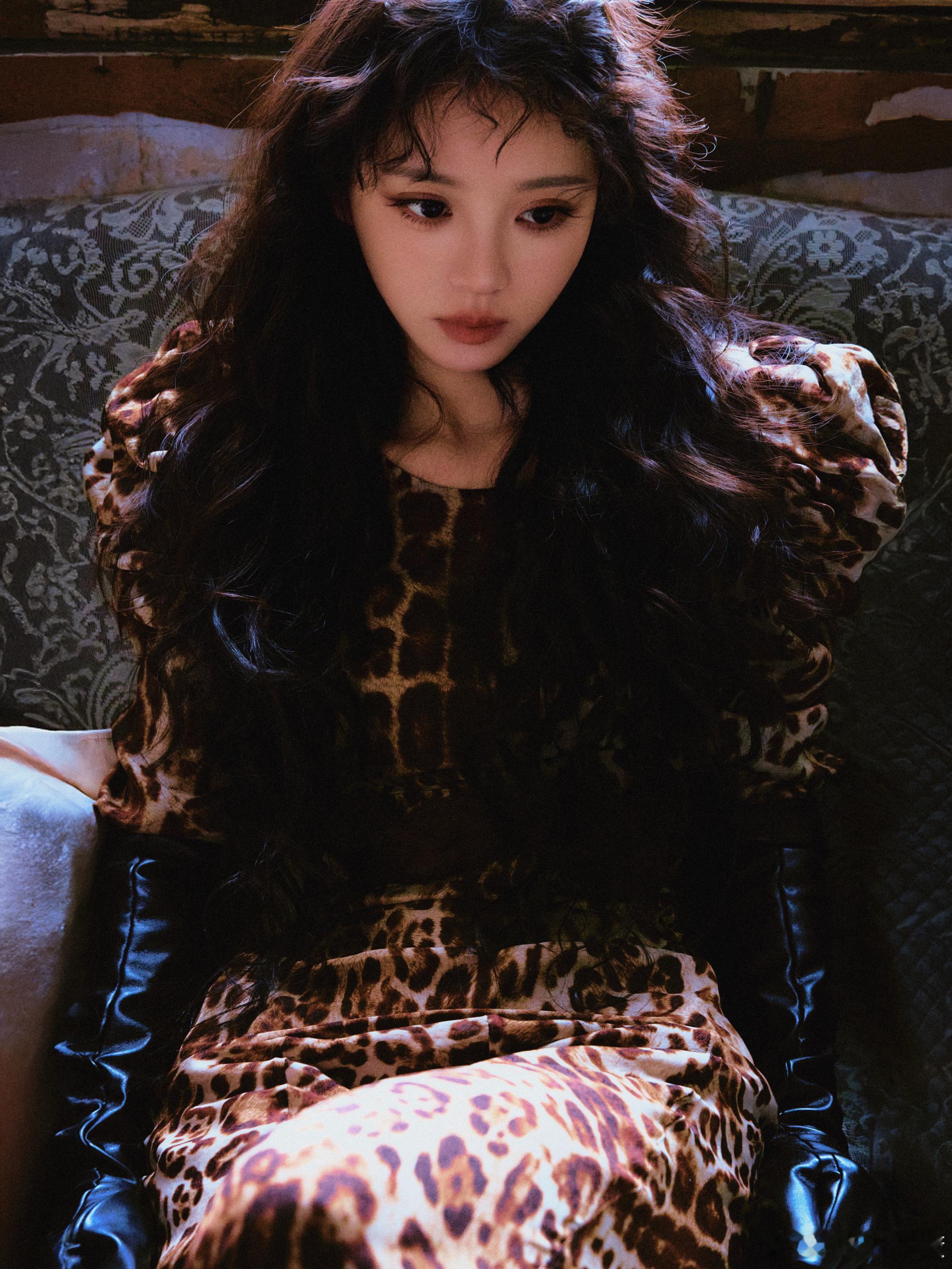尖叫之夜出图卧槽！田曦薇这组好特别！豹纹卷发，潮酷girl！