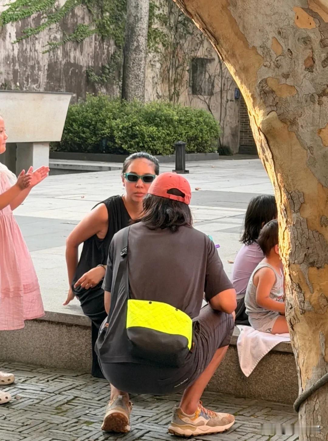 宋宁峰、张婉婷两口子，带着孩子现身嘉应濮院古镇游玩，一家四口有说有笑，看着很温馨