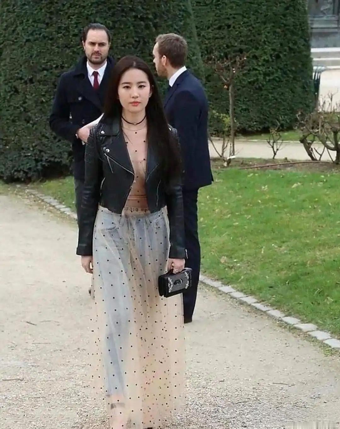 除了刘亦菲敢这样穿，换个人谁能行啊