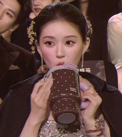 好绝的错位！还以为赵露思做了刘亦菲同款满天星发型，仔细一看原来是汪苏泷衣服上的花