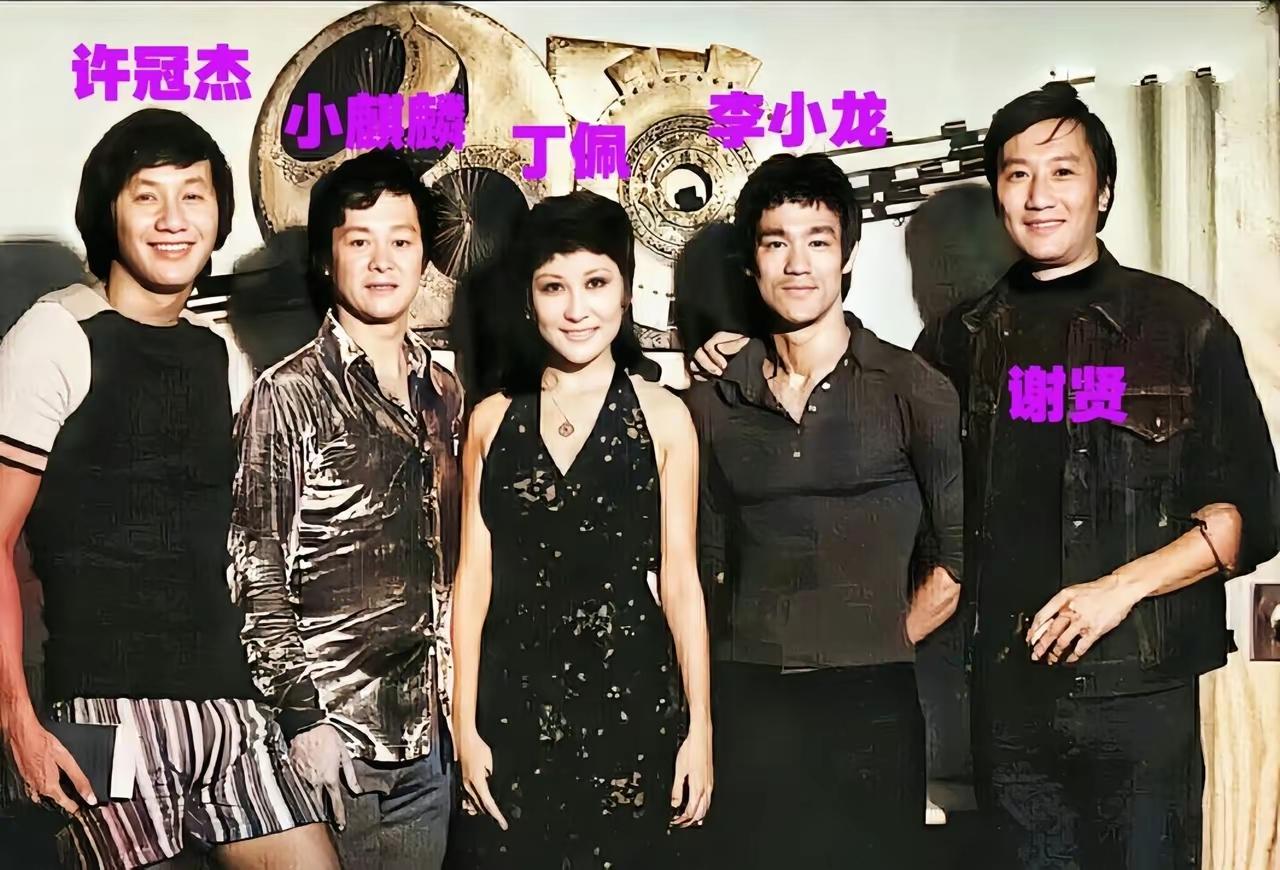 这一张照片，谢贤跟谢霆锋非常神似，可能是谢贤没有戴墨镜的缘故吧！不得不说，谢贤的