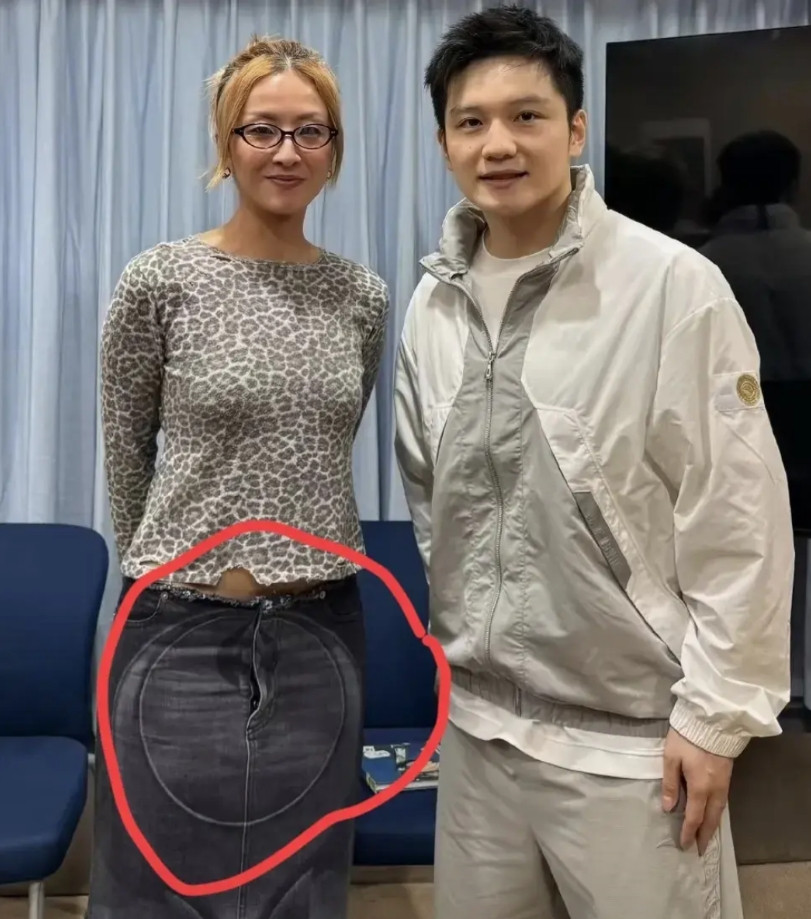 陈奕迅老婆徐濠萦，香港出了名的潮女这张和樊振东的合照我仔细观察了很久，还是觉