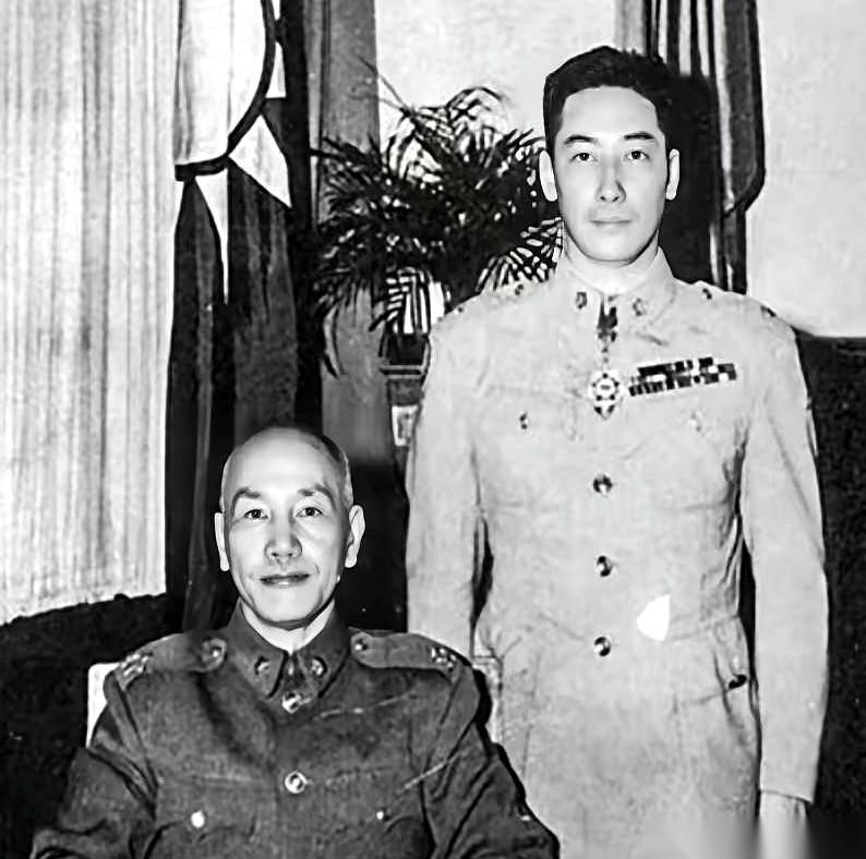火车上，一个少将，看上了一个上尉的枪。直接拿自己那把破枪给换了，撂下一句：“换