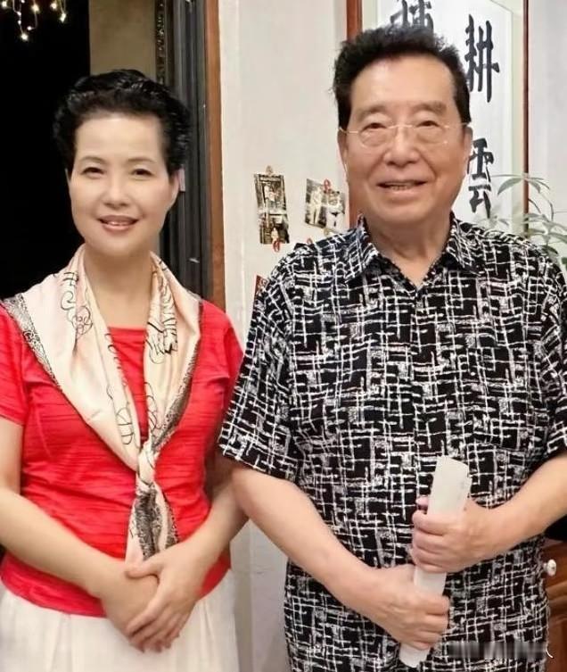 很多人替李双江惋惜，说他当初真的不该娶第二任妻子梦鸽。这话不是没道理，这段婚姻确