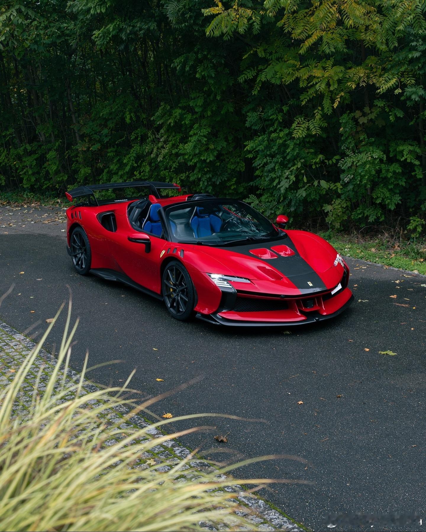 外观配色为Rosso70Anni，外观方面选择了特别提供于SF90XX上的