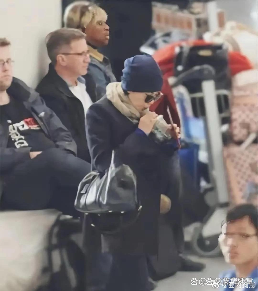 王菲国外机场全黑造型超吸睛！简约利落又自带个性气场，时尚感拉满，岁月仿佛格外偏爱