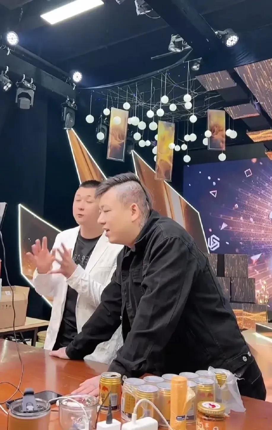 刘二狗娜美几个网红因为“验资费”事件，主动选择停播降热度后，快手最大话题变成了从