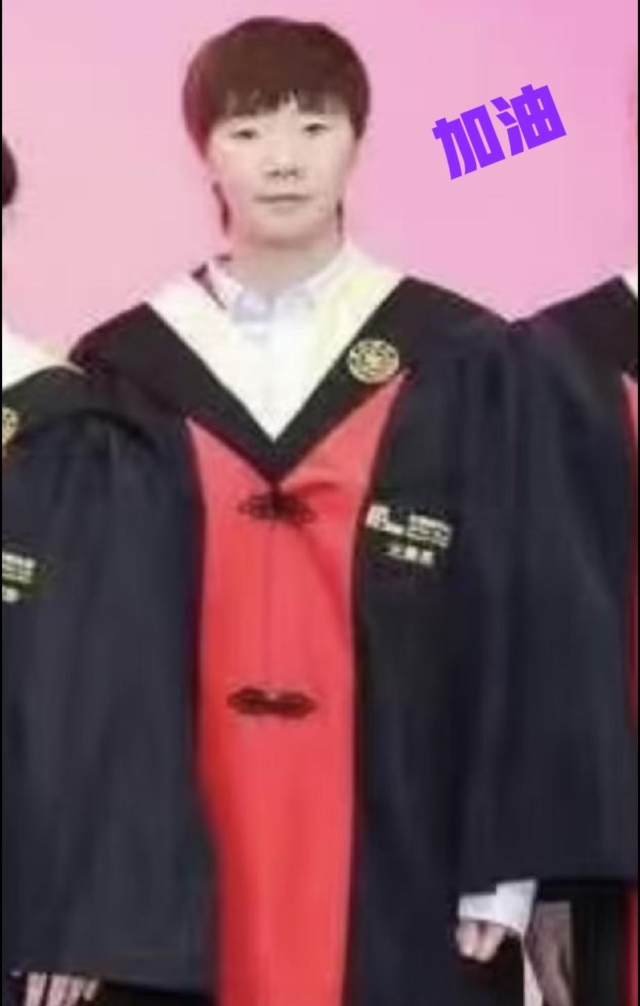 王曼昱的大学毕业照出炉了！这是来自网友分享的最新图片，只见鳗鱼穿着学士服很帅