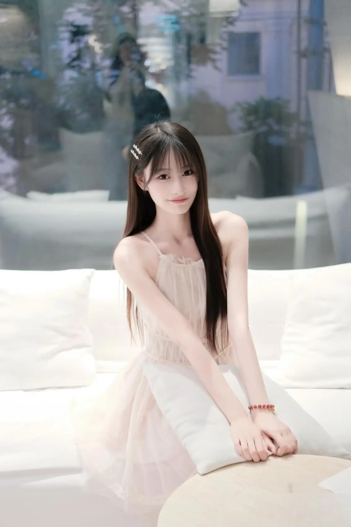 人这一生，能靠的只有摔不碎的自己。我曾觉得有人托底，既是幸运后来才懂真正的兜底从