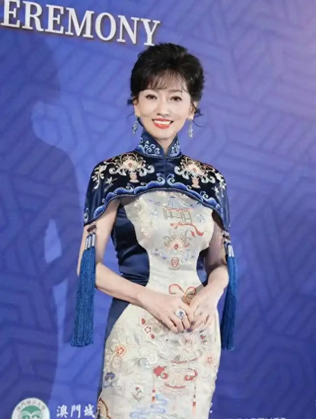73岁赵雅芝澳门踩15cm高跟：白娘子这执念，究竟图个啥