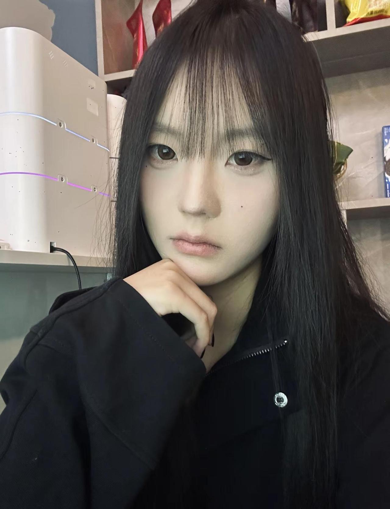 人与人之间的羁绊本来就薄如蝉翼但是如果你来找我打台球那我们的缘分就开始了台球