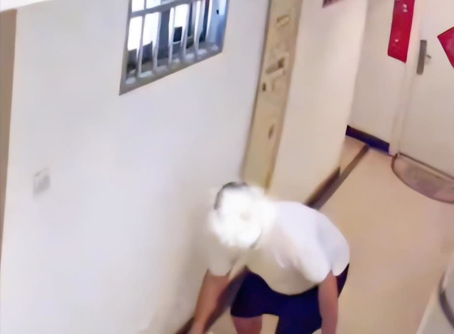 男女洗澡他是都看啊！湖北武汉一妙龄女子脱光衣服洗澡时，被一名男子扒开窗口看了个正