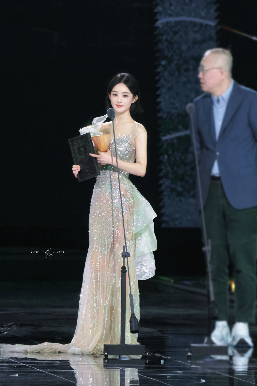 赵丽颖zly赵丽颖小城大事zly赵丽颖李秋萍"借着暮色,我窥见世界喧嚣