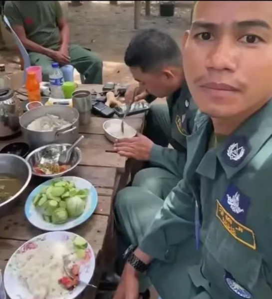 柬泰冲突后，柬埔寨前线士兵的伙食细节曝光，可以看出柬埔寨士兵吃的比较简单的，以米