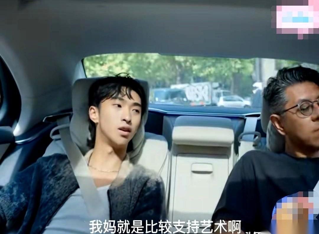 都以为离婚对孩子是天塌了。结果人小孩自己笑着说，我爸妈离得挺好。我小时候最忙