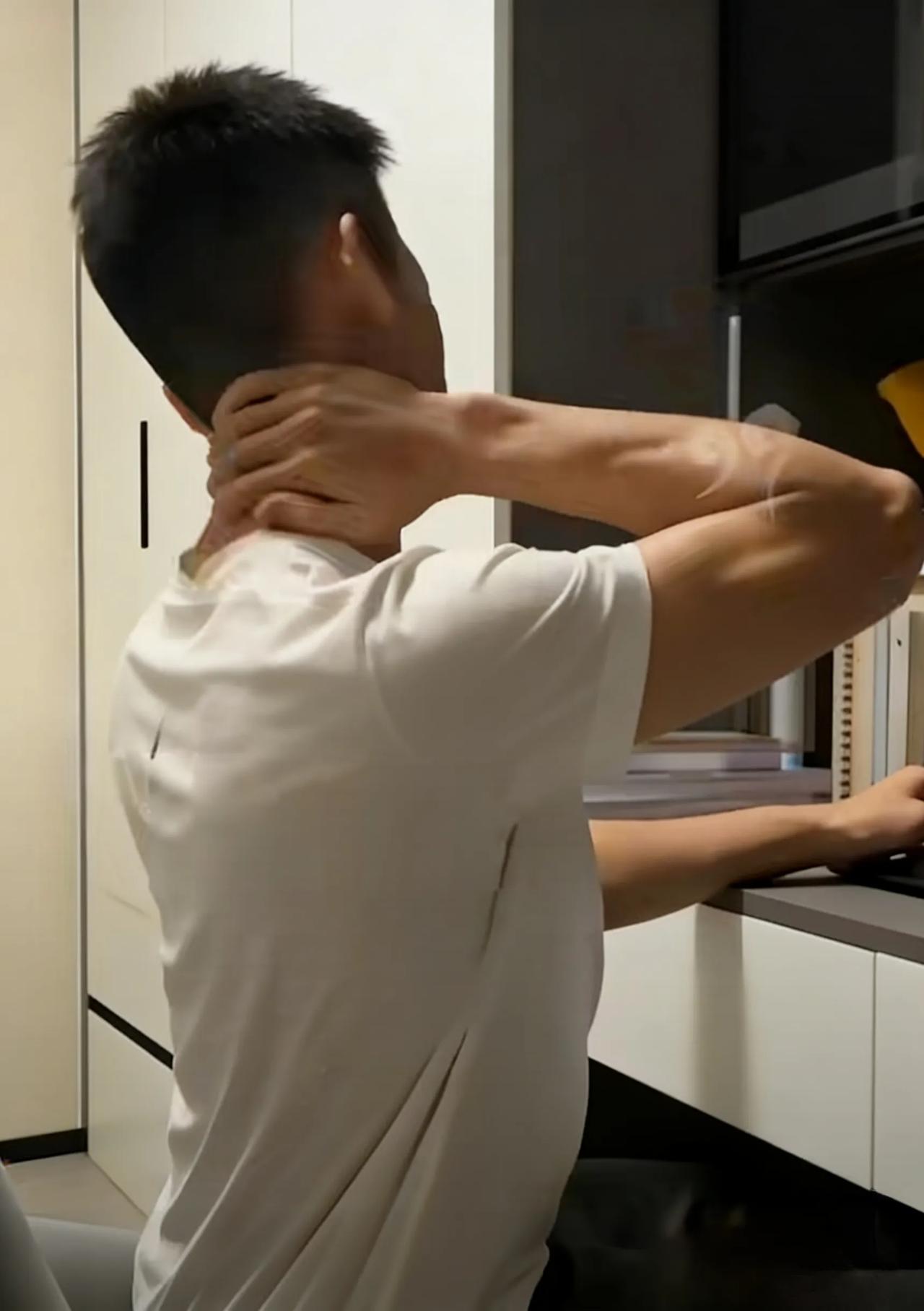 33岁男子常揉脖子，竟突发脑梗！你还敢乱揉吗？真的太吓人了！谁能想到，我们每