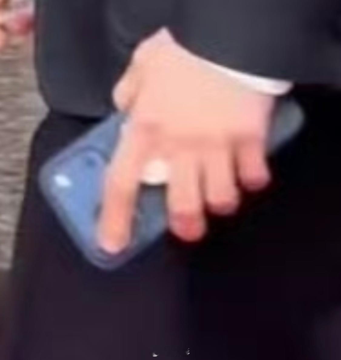 王一博手上的iPhone17ProMax蓝色怎么显得格外特别的帅？