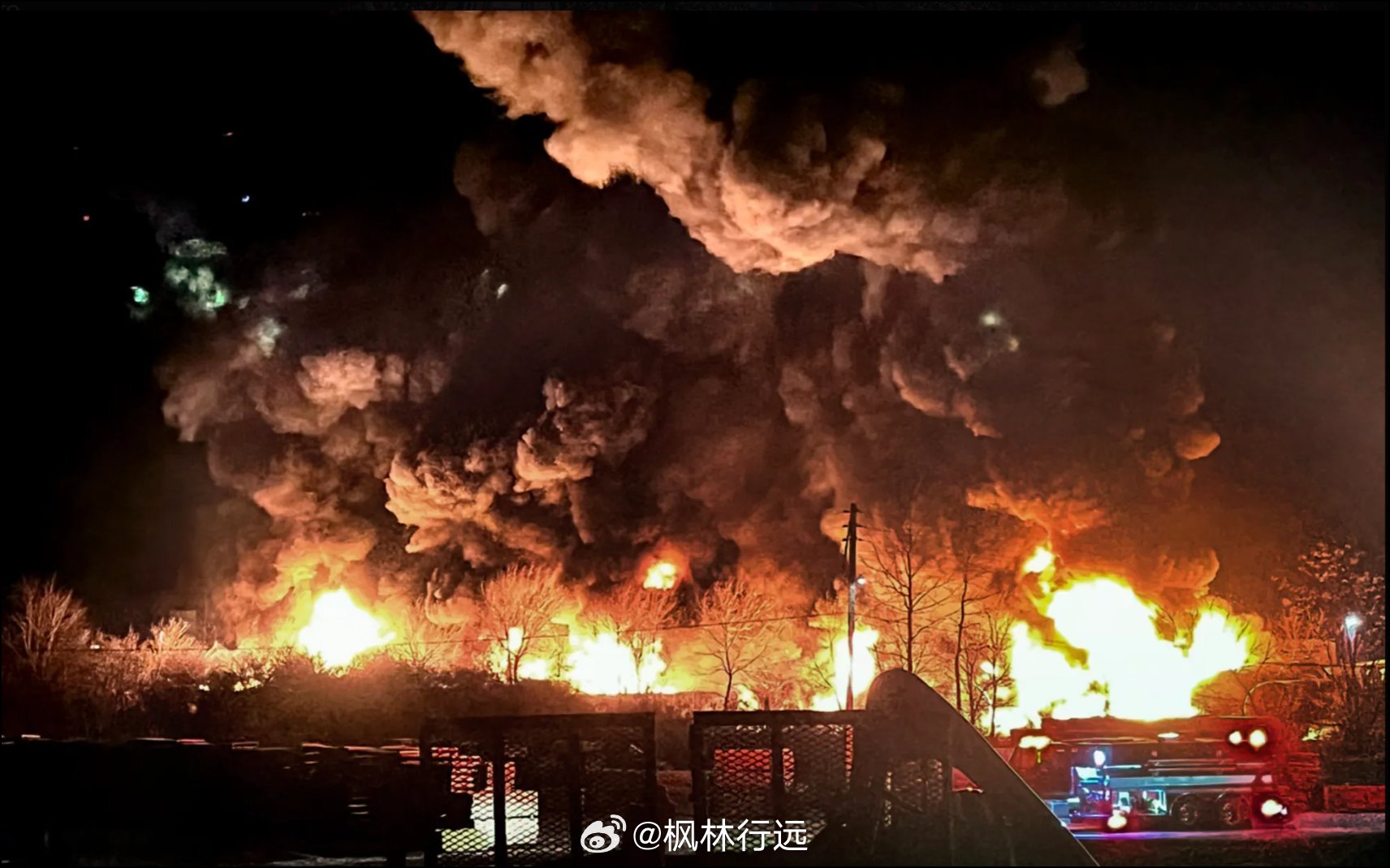 砰。伊朗伊斯兰革命卫队认为他们很聪明。在一列火车上装载200枚弹道导弹——这是他