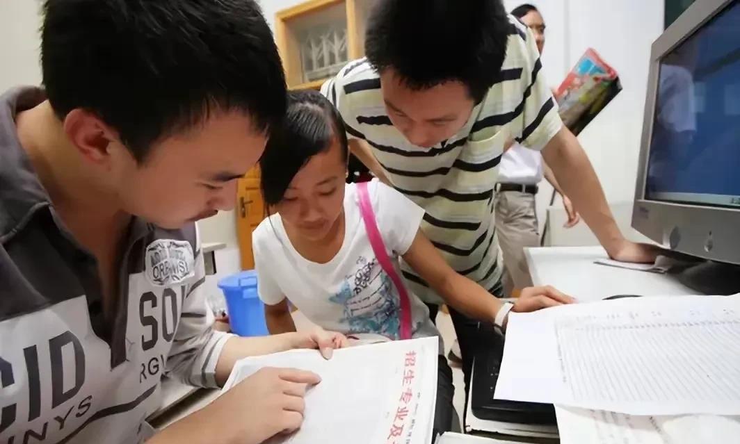 今年大学报考出现了新风向，名校也开始不吃香了！以往大家报考大学只看学校不看专业