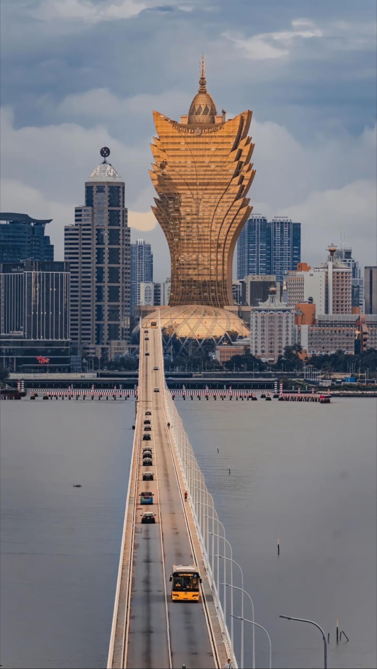 澳门元不能简称澳元，澳元是澳大利亚元。硬要简称就是葡币。根据澳门官网数据，202