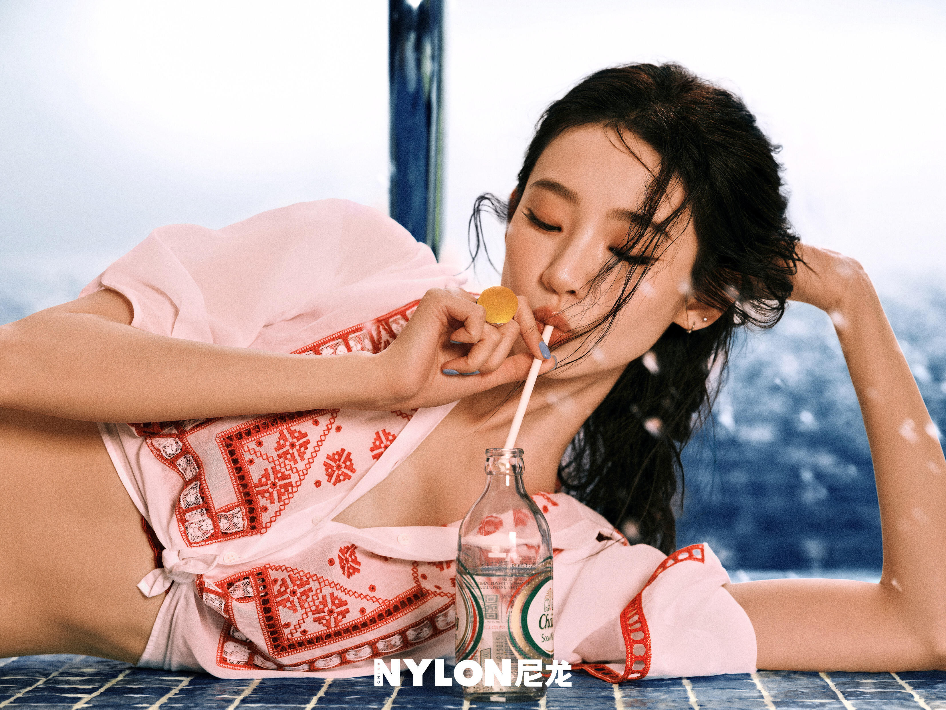 张艺凡向涵之亲了张艺凡时尚表现力太强了，好喜欢她这组大片啊，很有生命力！