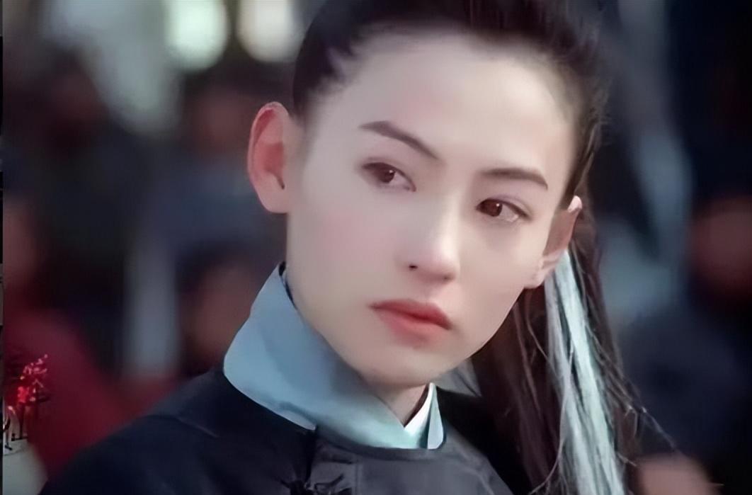 春秋时期，齐灵公有一个很特殊的嗜好，那就是喜欢看后宫女子穿男子的衣服，就是女扮男