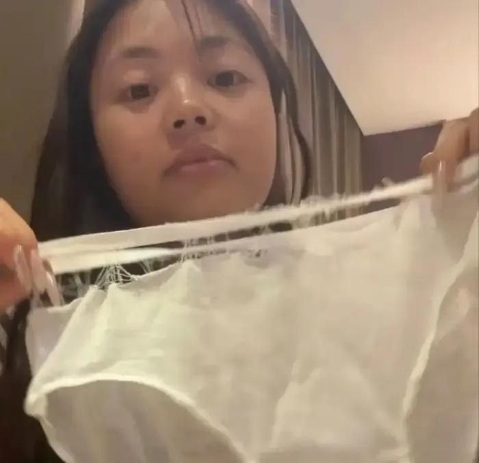 救命！街上一名穿一次性内裤女性，原地抠出三室一厅的逻辑谁懂啊一，离谱到能上热搜