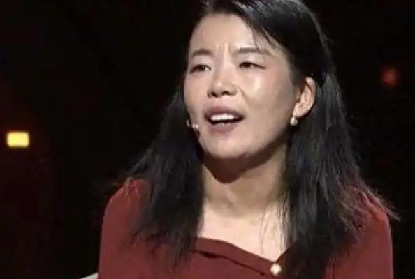 1989年，山东临朐，67岁老太在路边捡回个女婴，送给这家不要，给那家也不要。老