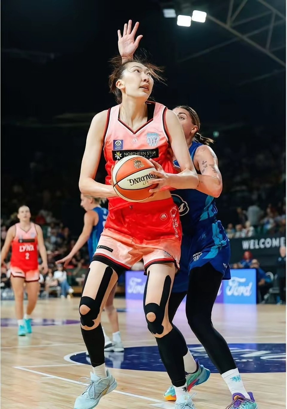 国内默默无闻，国外一战成名韩旭近日在澳大利亚女篮联赛帮助主队山猫98:81战胜了