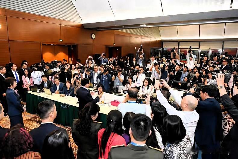 越南总理范明政走进新闻中心，几名记者坐着没起身。越通社社长陪着领导过来，大部分