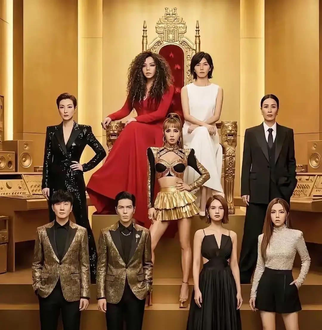 那英在《声生不息》直接站C位，镜头一扫过去她就在正中间，连合唱都从她的音高起调。